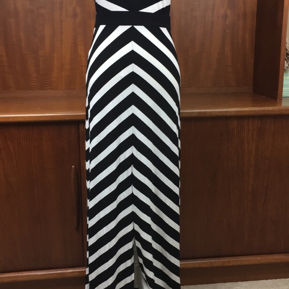 Stunning WHBM black and white halter maxi dress - Picture 2 of 6
